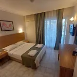 מלון Mert Seaside (adults Only)