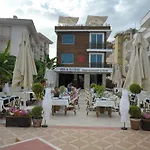 מלון Mert Seaside (adults Only)